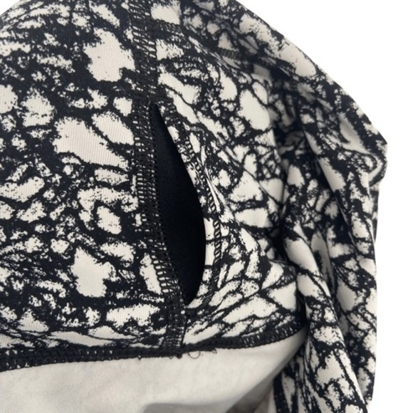 Lululemon‎ Wunder Under Crop Hi-Rise Ice Breaker White Black Leggings Size 2 - Picture 8 of 9
